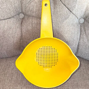 EUC Vintage Tupperware 1200-7 Colander / Strainer Yellow 1 Quart With Handle